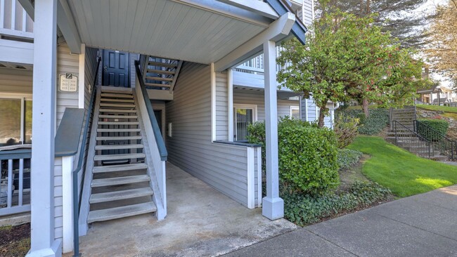 Foto del edificio - Great location, quiet first floor end unit...