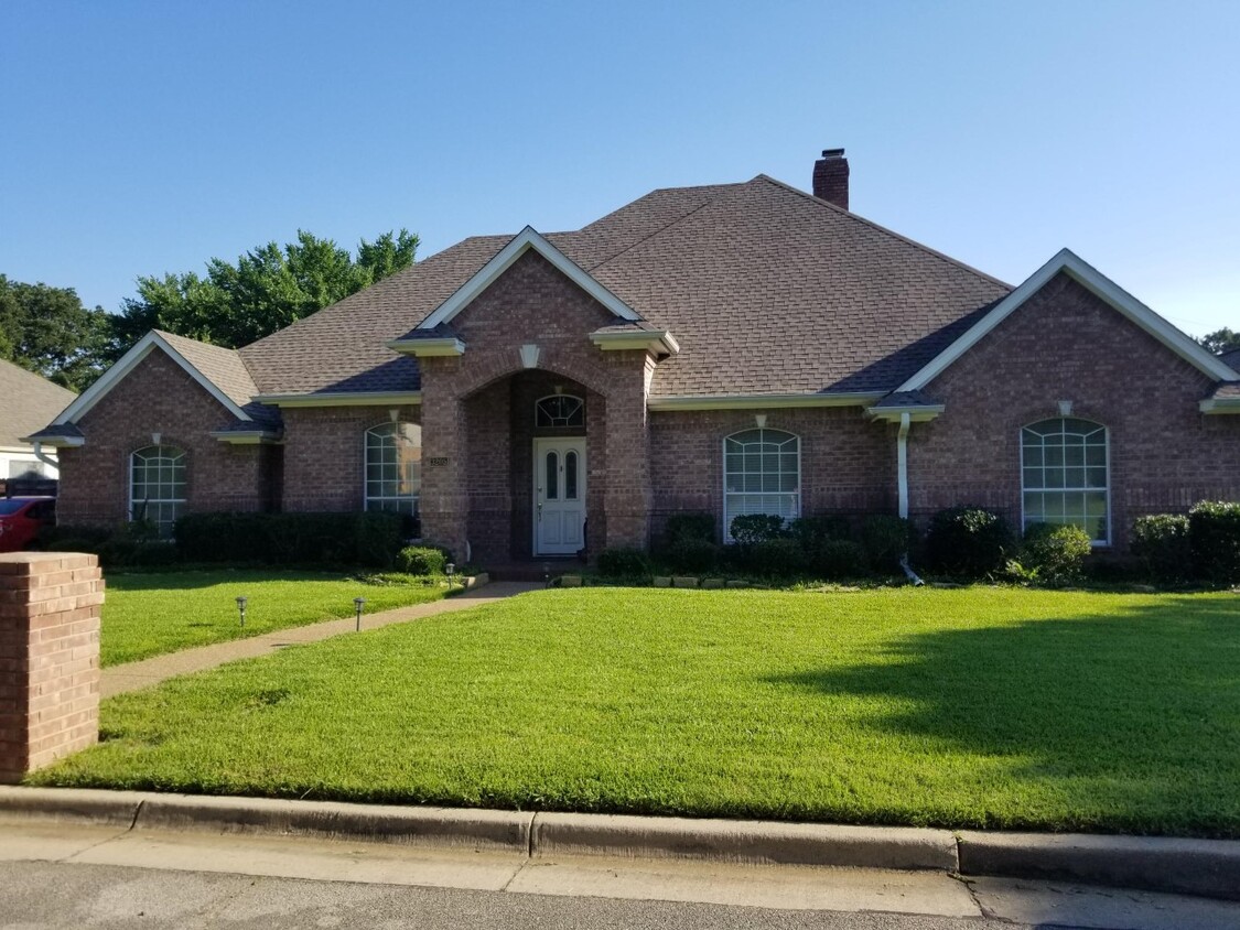 Front of House - 3205 Thornbird Ln