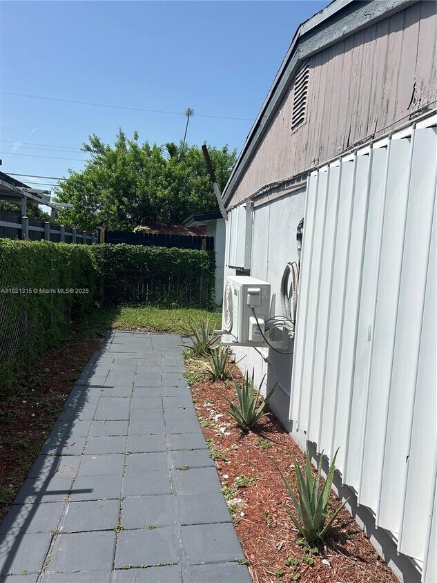 Primary Photo - 1795 NE 175th St