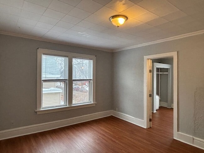Building Photo - 580 Thomas Ave W