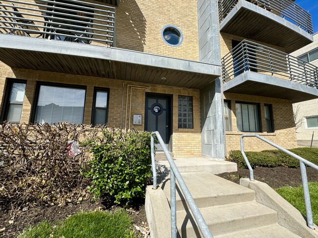Building Photo - 4524 Broadway St