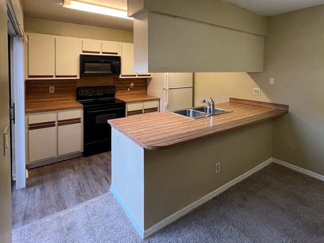 Foto del edificio - Two-Bedroom 2 story townhome- Prime location off Conroy near Millenia!!