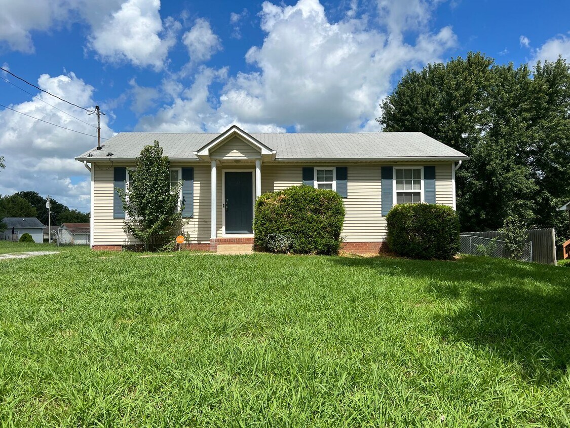 Foto principal - Cozy 3 Bed Home near Ft Campbell with Fenc...