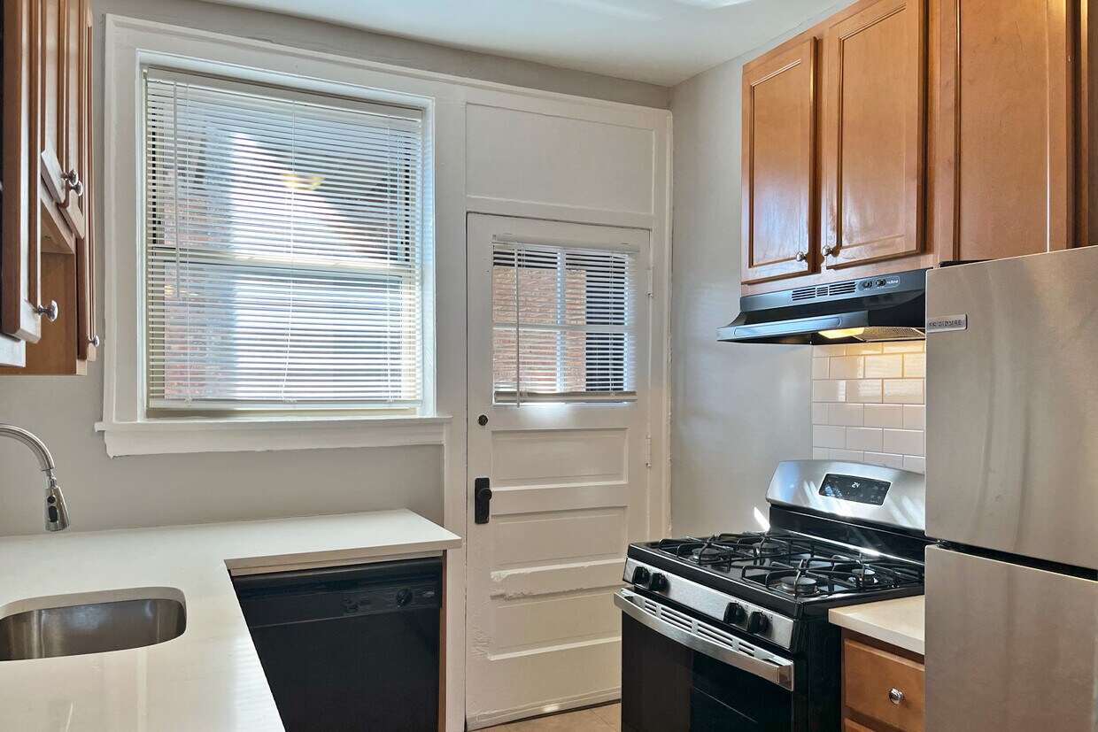 Foto principal - 8-12 Van Buren St. and 336-350 S. Austin B...