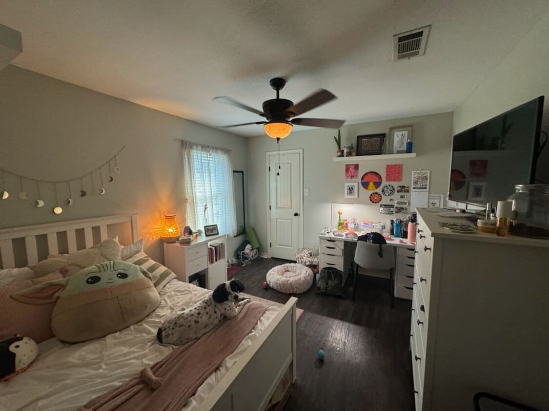 Building Photo - 4 Bedroom Home on Pearl St!
