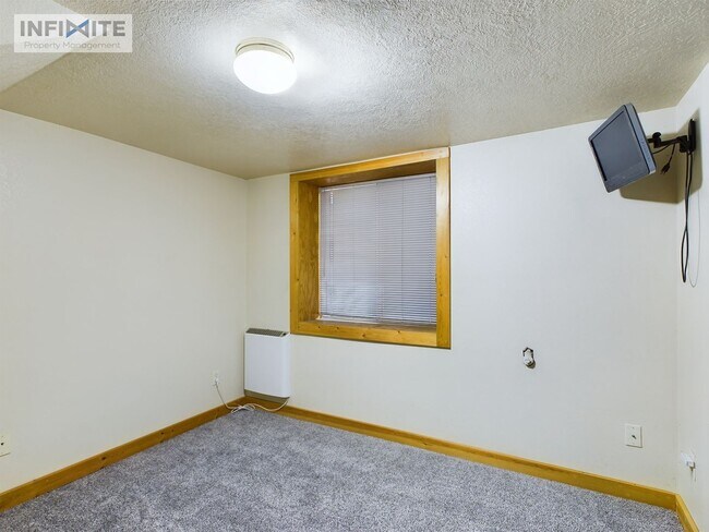 Building Photo - Cozy Apartment Downtown