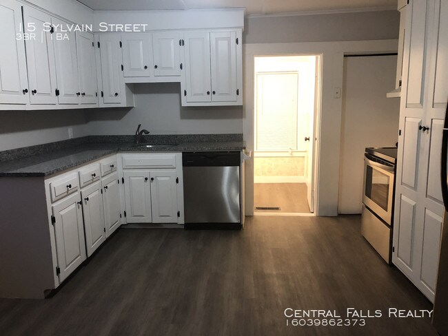 Building Photo - 15 Sylvain St