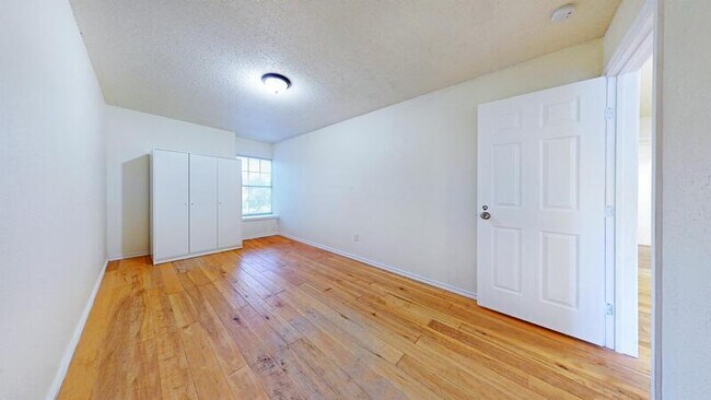 Foto del edificio - 2215 Capstan Dr