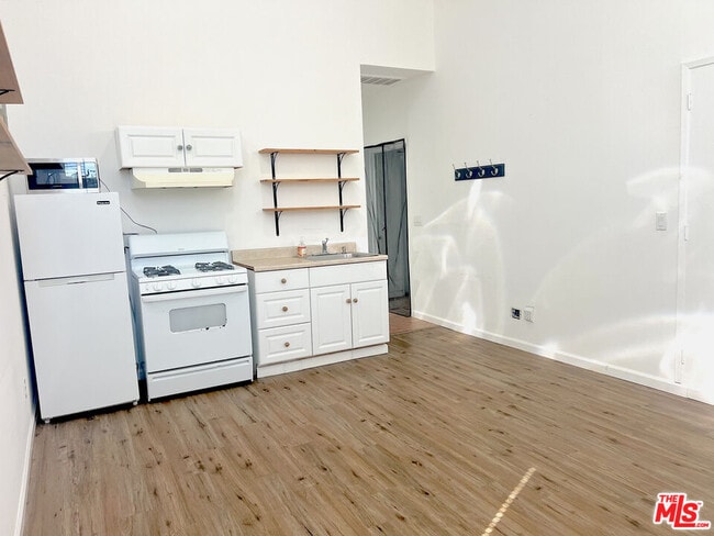 Building Photo - 6524 Dume Dr