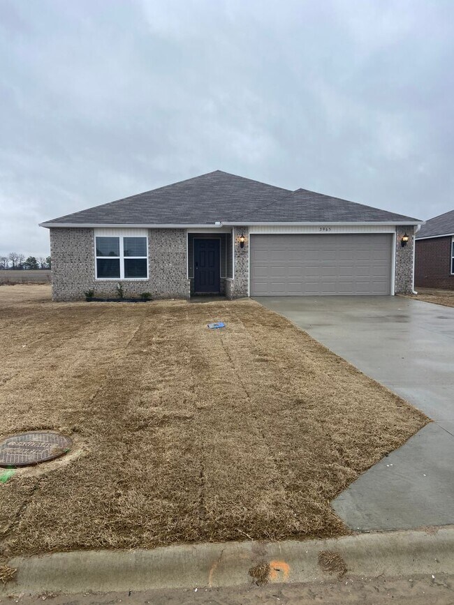 Building Photo - *St Patrick's Day Deal!* Three Bedroom | T...