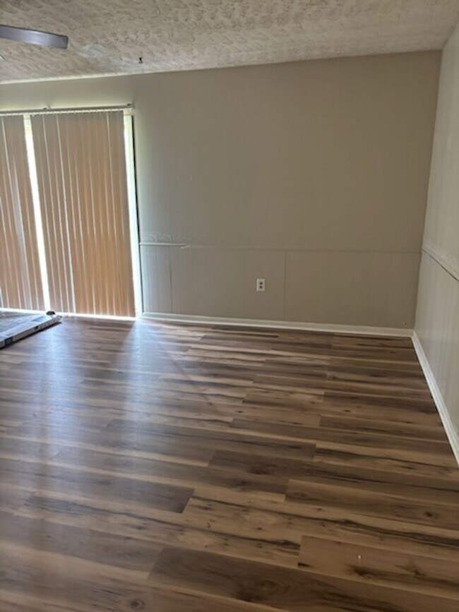 Foto del edificio - 4528 Sandlewood Dr