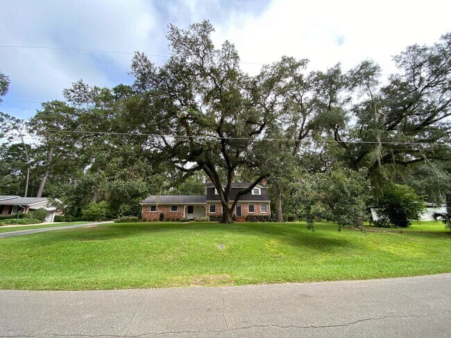 Building Photo - 910 Lothian Dr