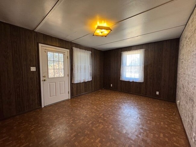 Foto del edificio - 3 BR Cottage House with Gated Yard, Corner...