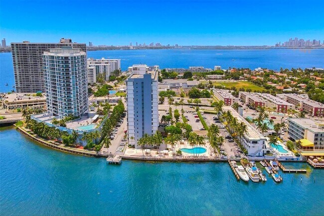 Foto del edificio - 1865 79th Street Causeway