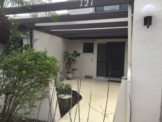 Building Photo - 3 br, 2.5 bath House - 121 SKYLINE CIR