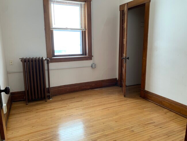 Building Photo - 594 Griggs St N