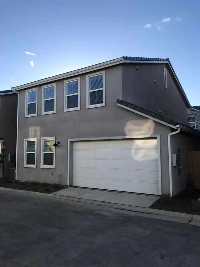 Building Photo - 2725 E Teaberry Dr