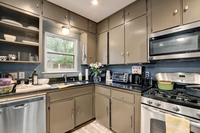Building Photo - 804 Rutherford Pl