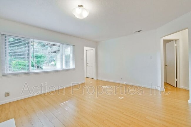 Building Photo - 851 E Meadow Dr