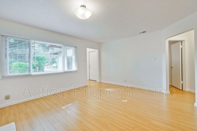 Foto del edificio - 851 E Meadow Dr