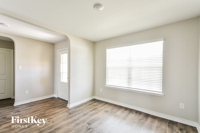 Foto del edificio - 6502 Hoffman Pln