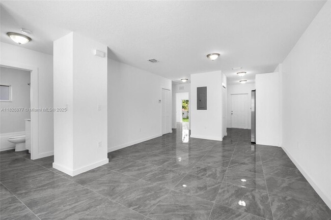 Foto del edificio - 2448 NW 42nd St