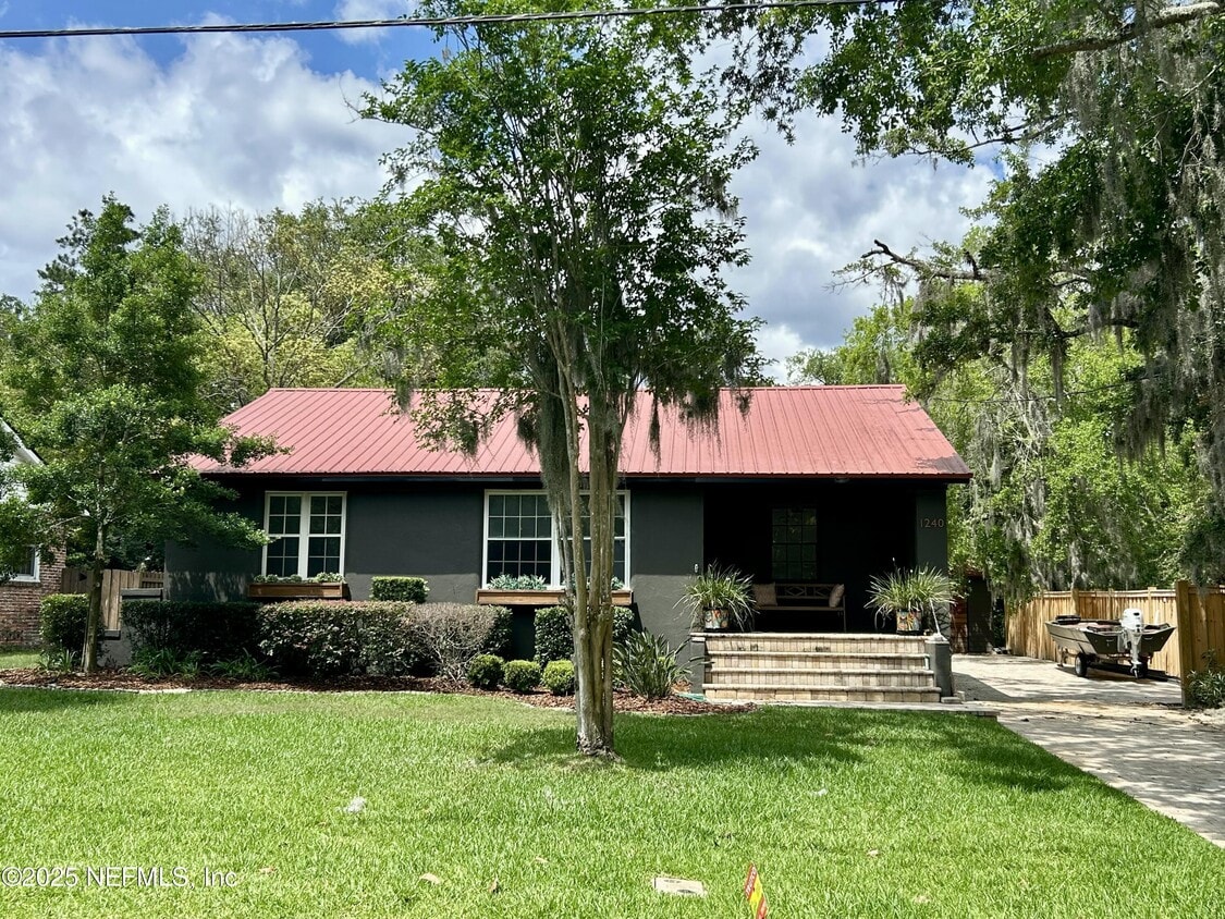Primary Photo - 1240 Holmesdale Rd