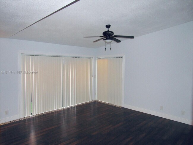 Foto del edificio - 233 Meadows Dr