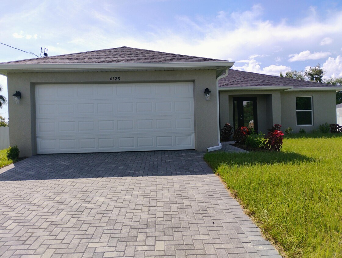 Foto principal - 4128 NE 10th Ave