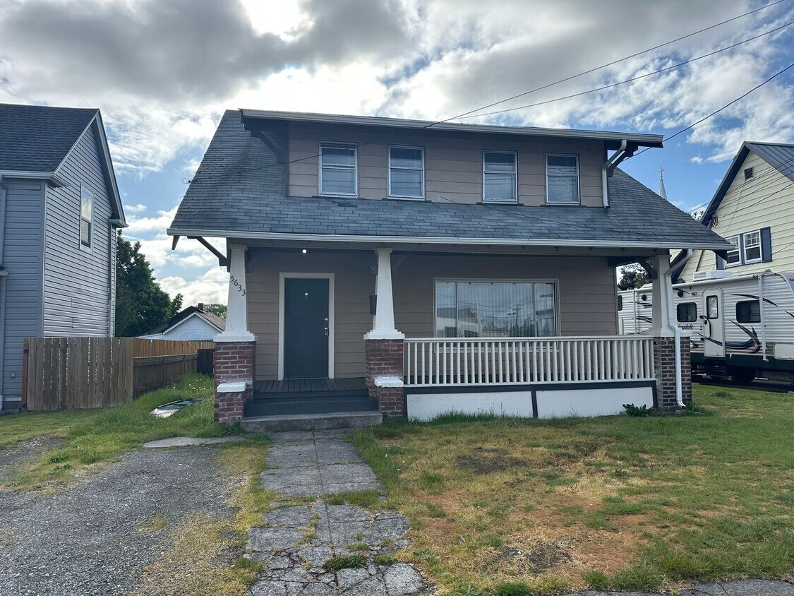 Foto principal - 4+ bedrooms, 1.75 bathrooms in South Tacoma