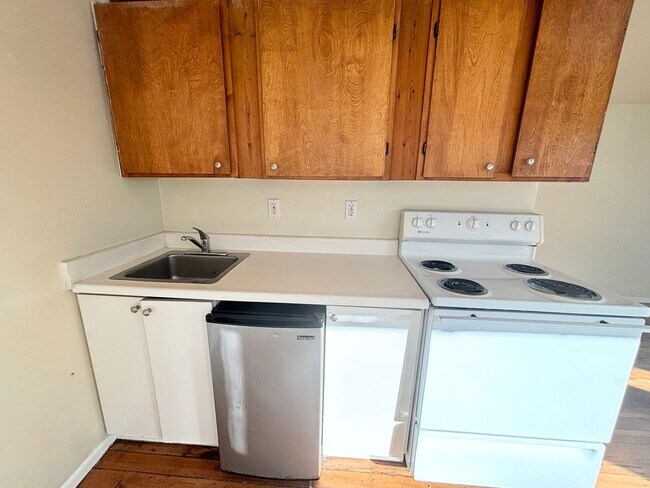 Building Photo - Cute Detached Studio in the Hillsdale Neig...