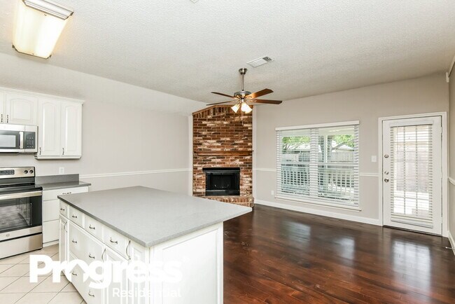 Foto del edificio - 216 Rosewood Ln