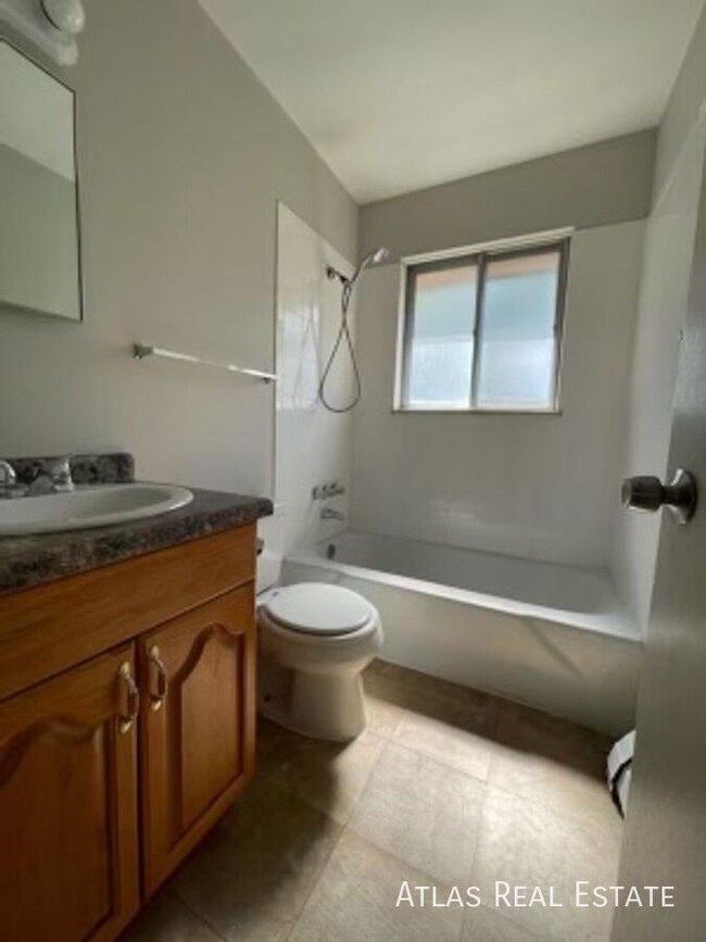 Building Photo - Beautiful apartment, 2 Bed 1 Bath! ***COMI...