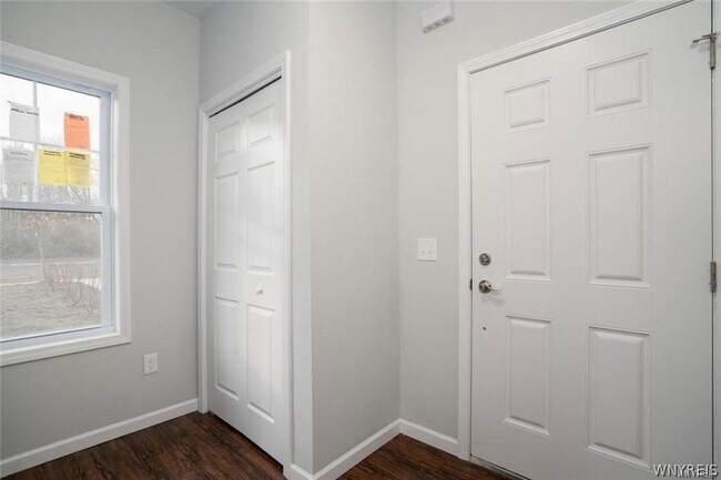 Foto del edificio - 46 Roger Chaffee Dr