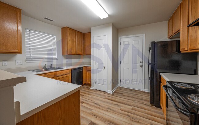 Foto del edificio - Vaulted ceilings in living room!