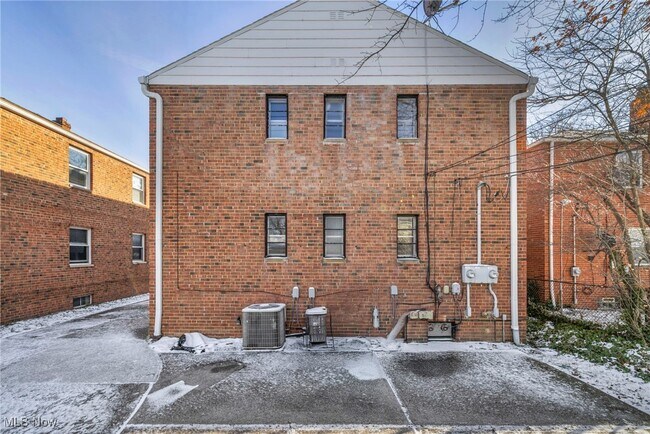 Building Photo - 420 E 222nd St