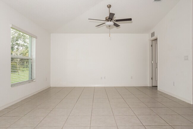 Building Photo - Lovely 3 Bedroom Home