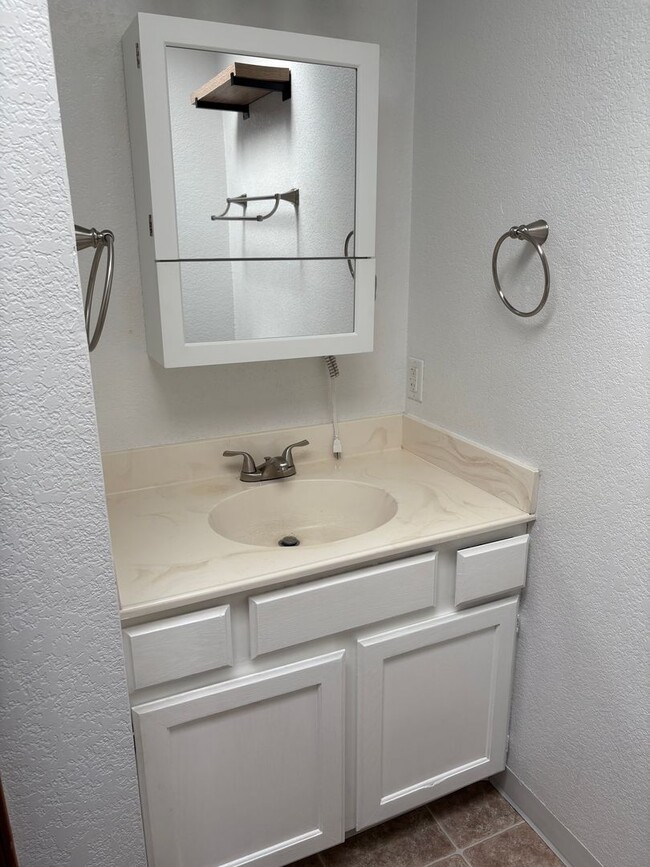 Building Photo - Perfect Location- Open Floor Plan 3 Bedroo...