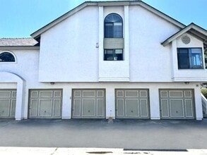 Building Photo - 542 Via De La Valle