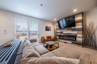 Building Photo - 523 W Vance Dr