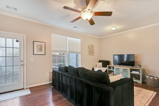 Foto del edificio - Charming 3 BD - 2.5 BA townhome located so...