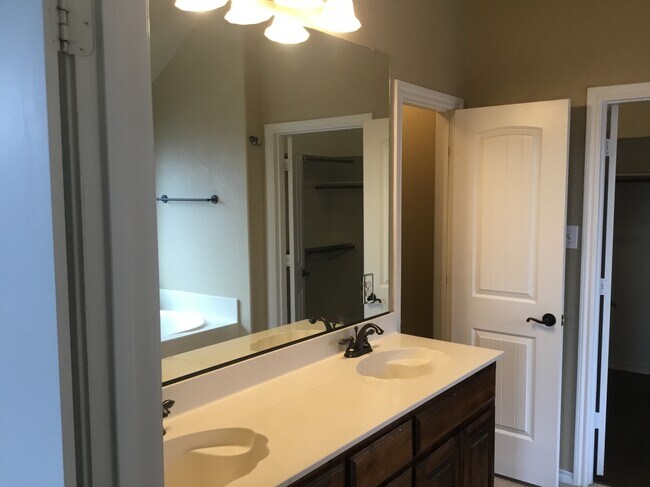 Foto del edificio - 4112 Chloe Ln