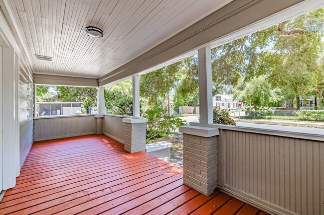 Building Photo - Adorable 3/2 Bungalow Available Now!