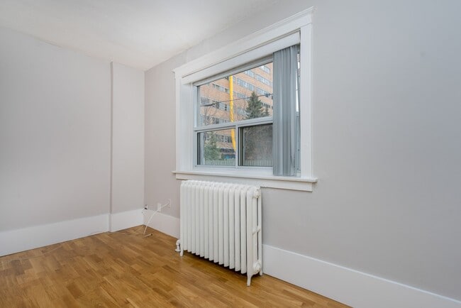 Building Photo - 54 Maitland St