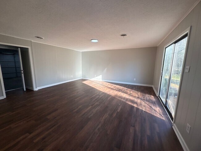 Building Photo - Renovated 3 Bedroom 2 Bath Home for Rent!!