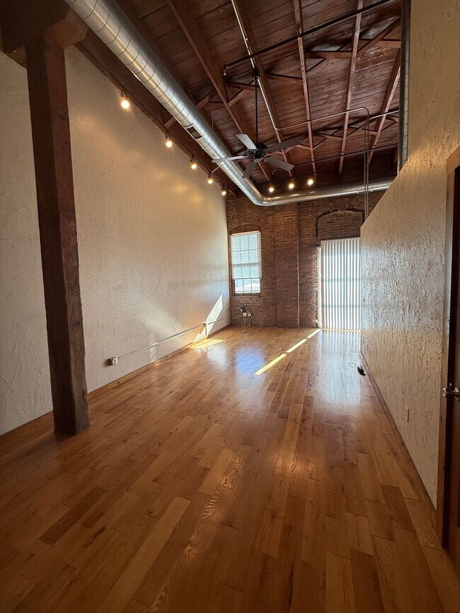 Foto del edificio - 601 N National Ave