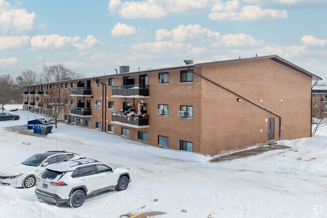 Photo du bâtiment - 139 Christopher Drive,205 & 215 Champlain Blvd