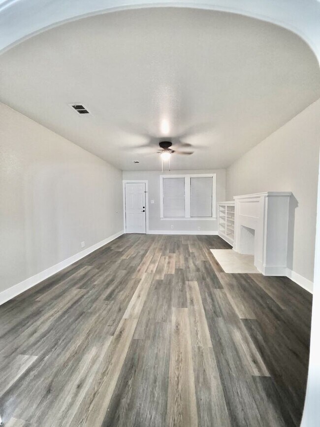 Foto del edificio - $500 OFF FIRST MONTH'S RENT MOVE IN SPECIAL-ADORABLE REMODELED HIGHLAND-CENTENARY HOME