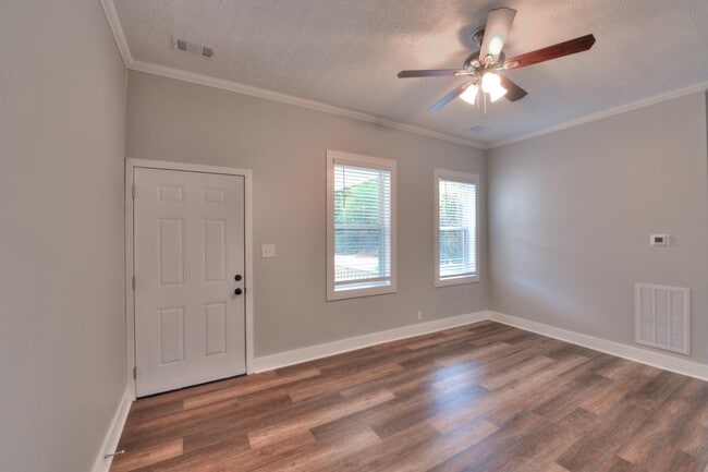 Building Photo - 204 N Hankinson St