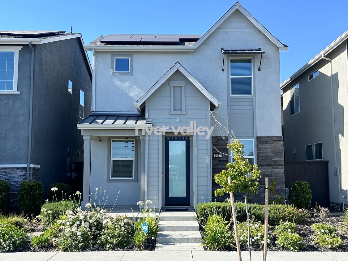 Foto principal - The Cove - Natomas 2 Story 3 bed 3 full baths